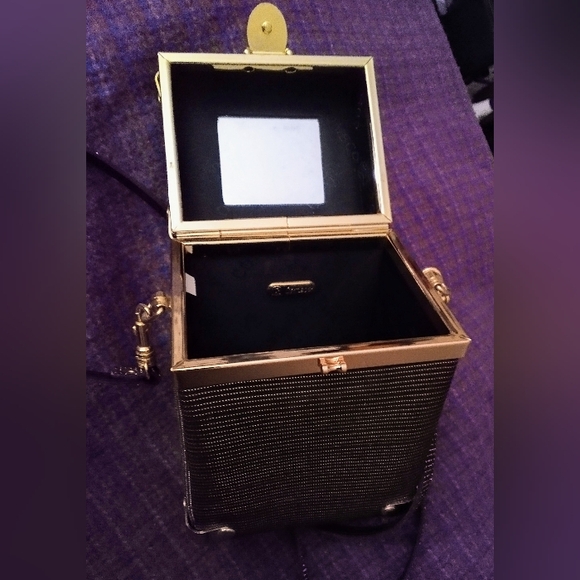 Adorable square clutch purse with shoulder strap. Interesting goldlined fabric - Picture 3 of 16